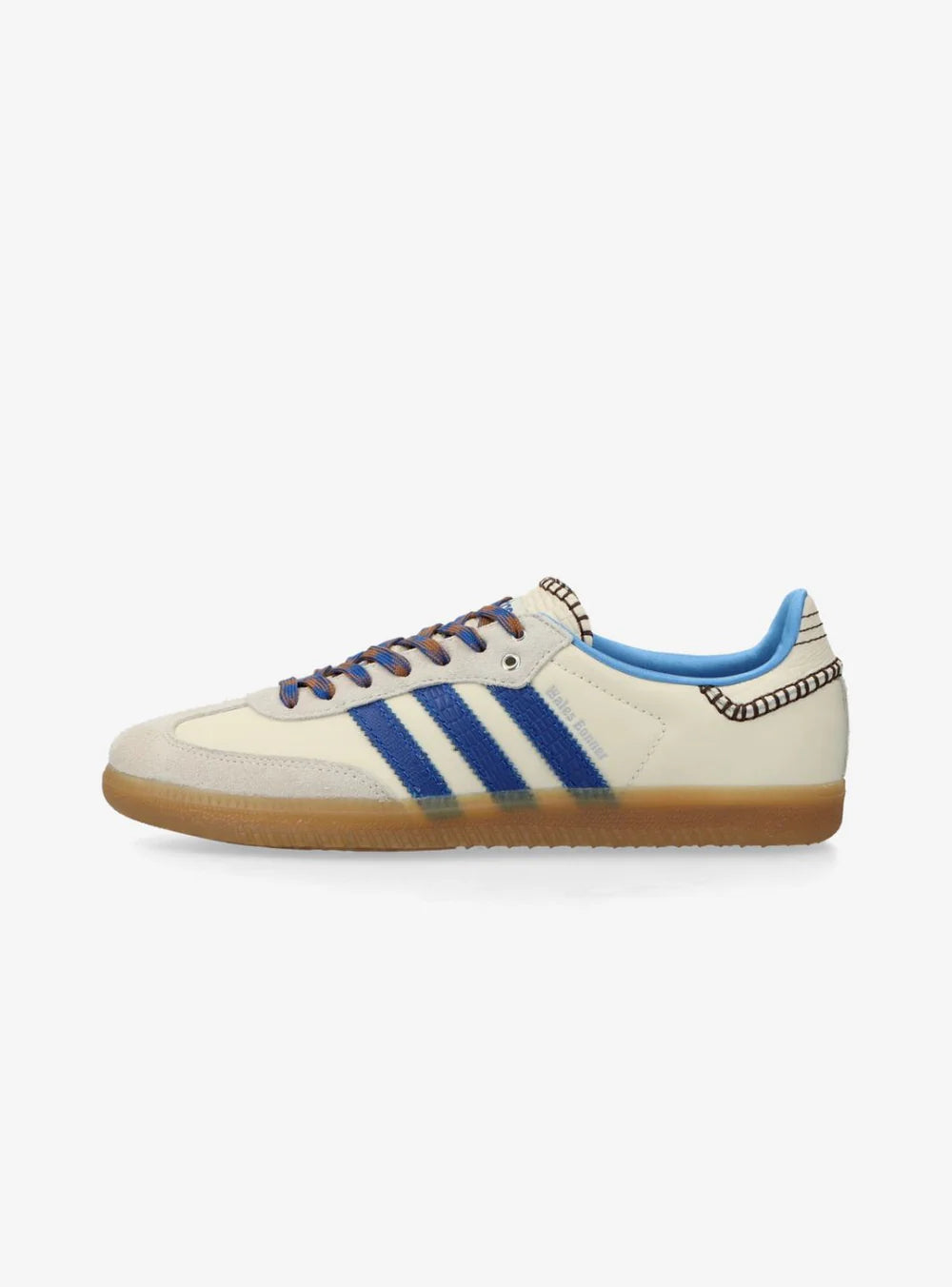 Adidas Samba Wales Bonner Wonder Clay modello IH7756, sneaker in pelle liscia color argilla chiara con dettagli in tessuto crochet sulla linguetta, tre strisce laterali seghettate in pelle scamosciata marrone e finiture in gomma traslucida, design rétro rivisitato in chiave contemporanea.
Vista laterale
