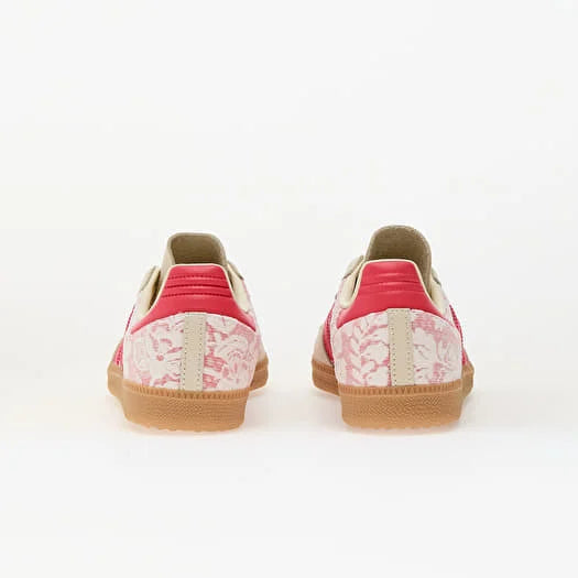 Sneaker Adidas Samba x Liberty London Better Scarlet con tomaia rossa in pelle e dettagli floreali, vista posteriore su sfondo bianco