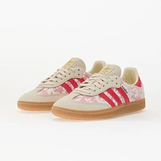Sneaker Adidas Samba x Liberty London Better Scarlet con tomaia rossa in pelle e dettagli floreali, vista laterale del paio su sfondo bianco
