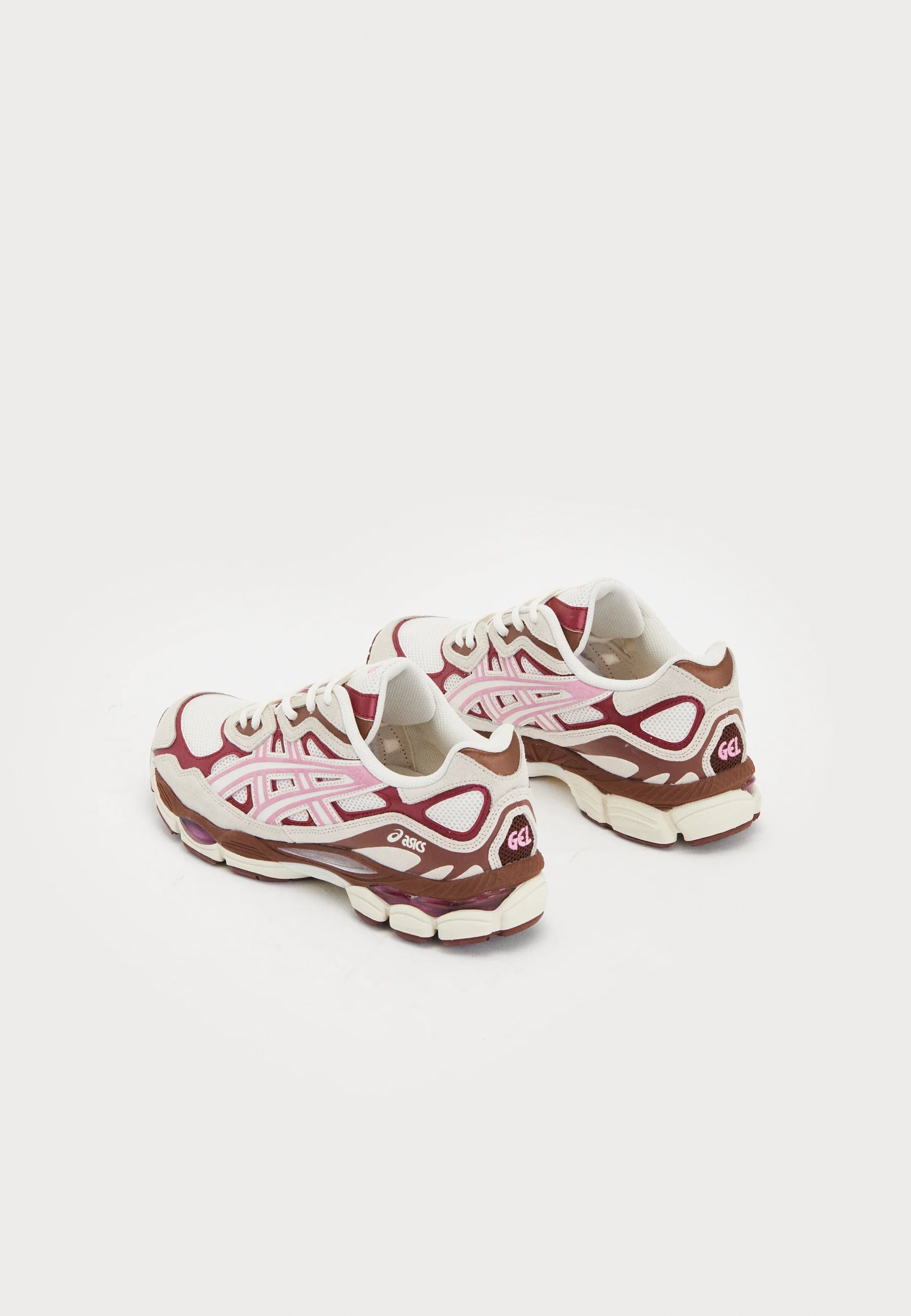 Sneaker Asics Gel-NYC Sweet Pink in mesh e suede rosa, vista laterale posteriore su sfondo bianco