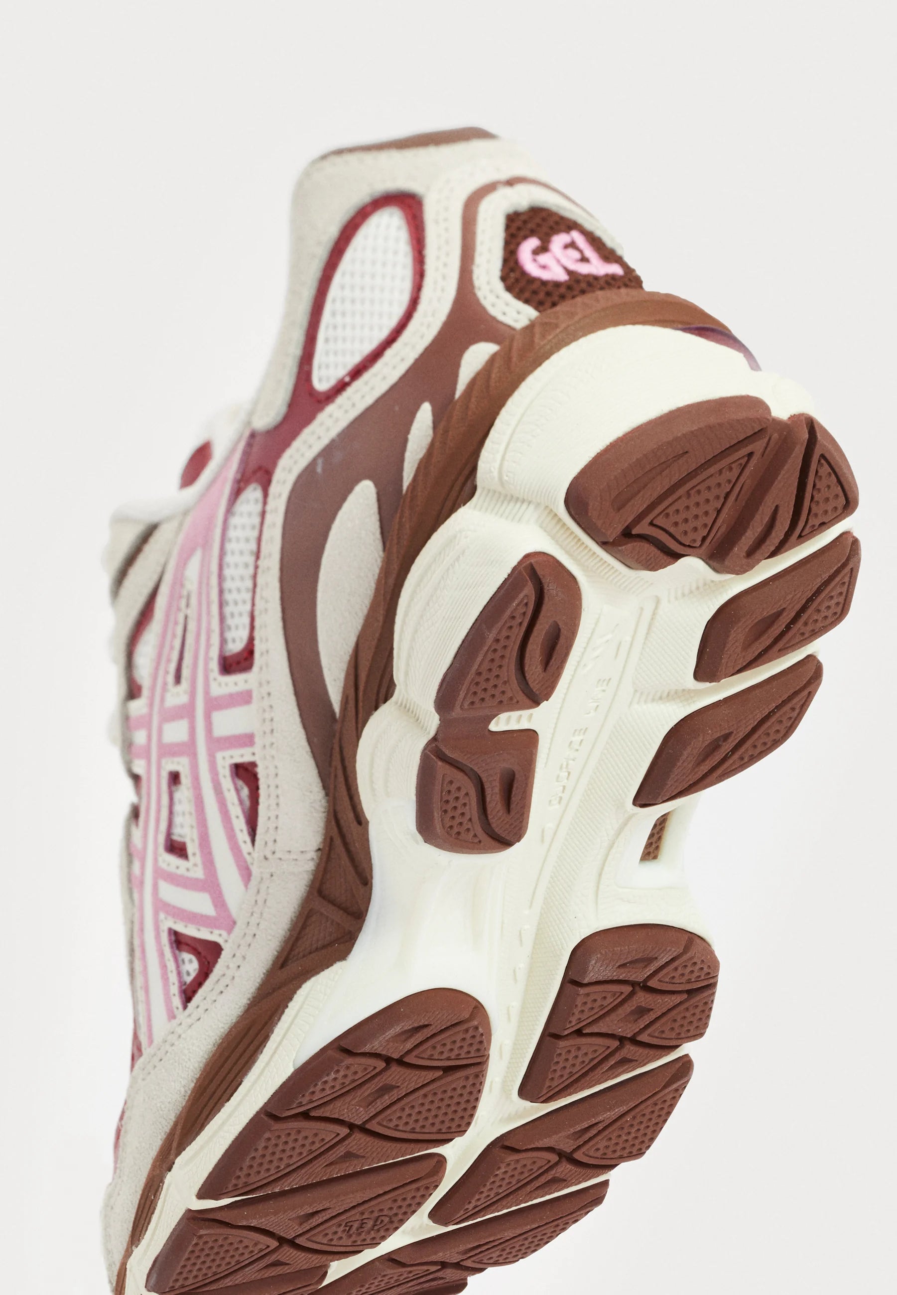 Sneaker Asics Gel-NYC Sweet Pink in mesh e suede rosa, vista dettafli posteriori su sfondo bianco.