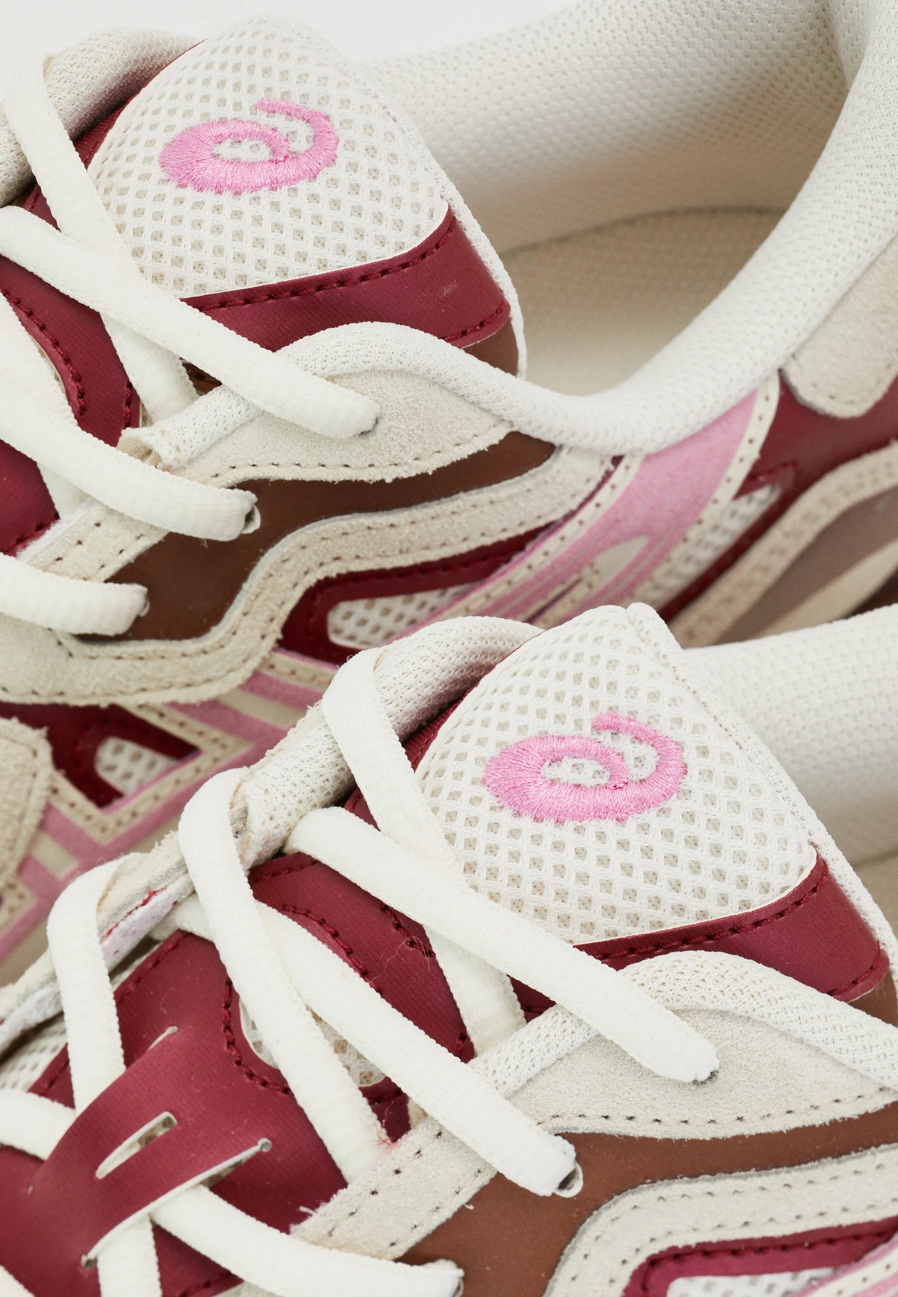 Sneaker Asics Gel-NYC Sweet Pink in mesh e suede rosa, vista dall'alto logo linguetta su sfondo bianco.