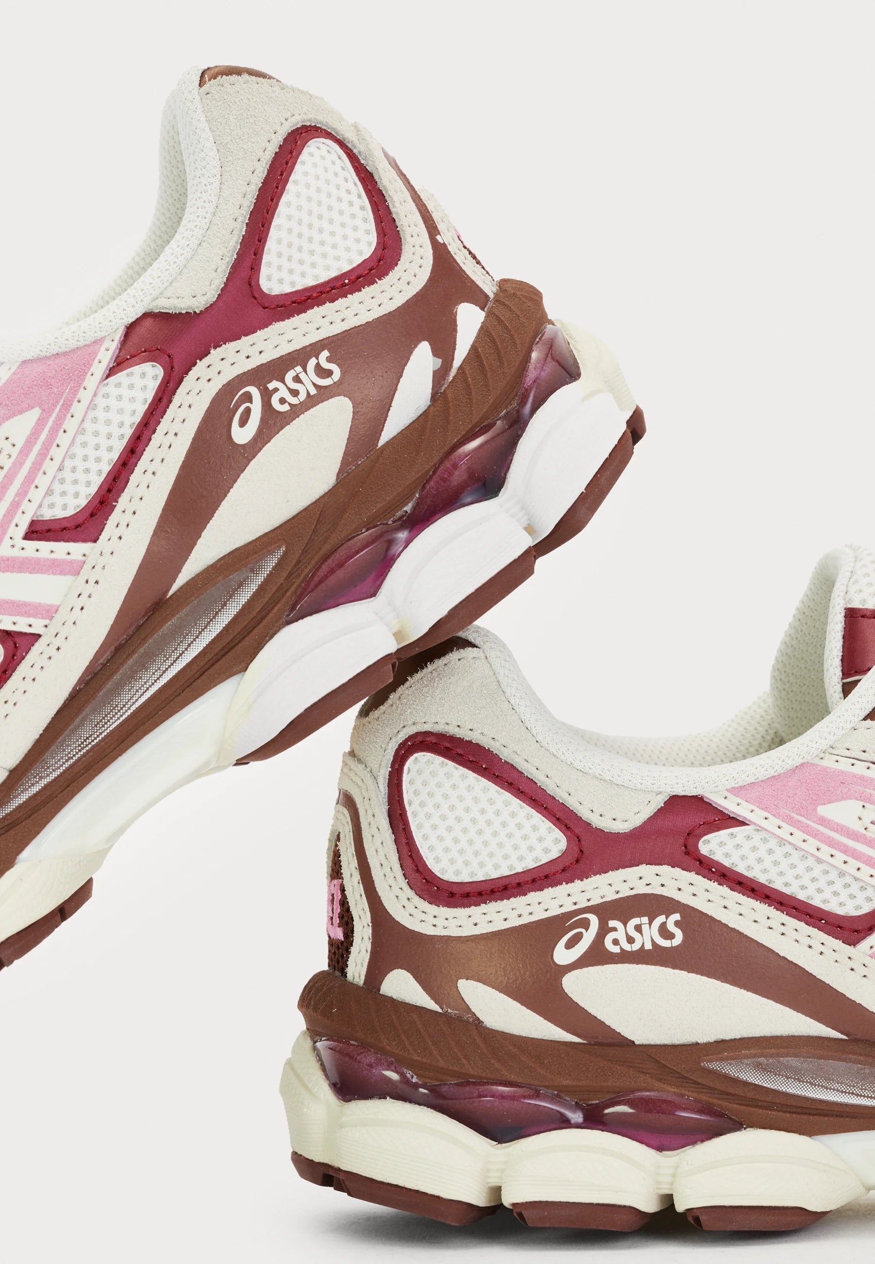 Sneaker Asics Gel-NYC Sweet Pink in mesh e suede rosa, vista logo laterale su sfondo bianco.