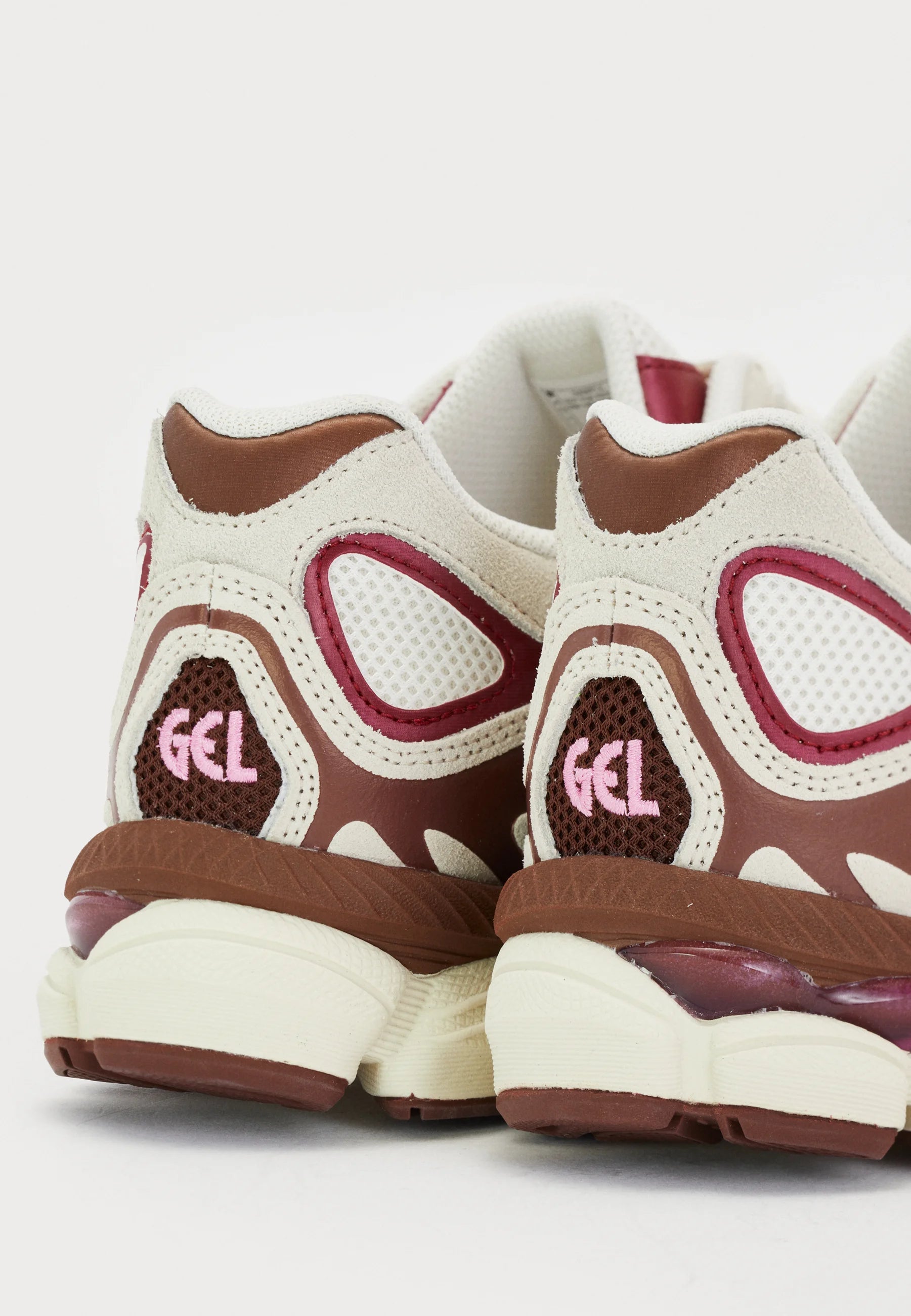 Sneaker Asics Gel-NYC Sweet Pink in mesh e suede rosa, vista laterale logo posteriore su sfondo bianco.