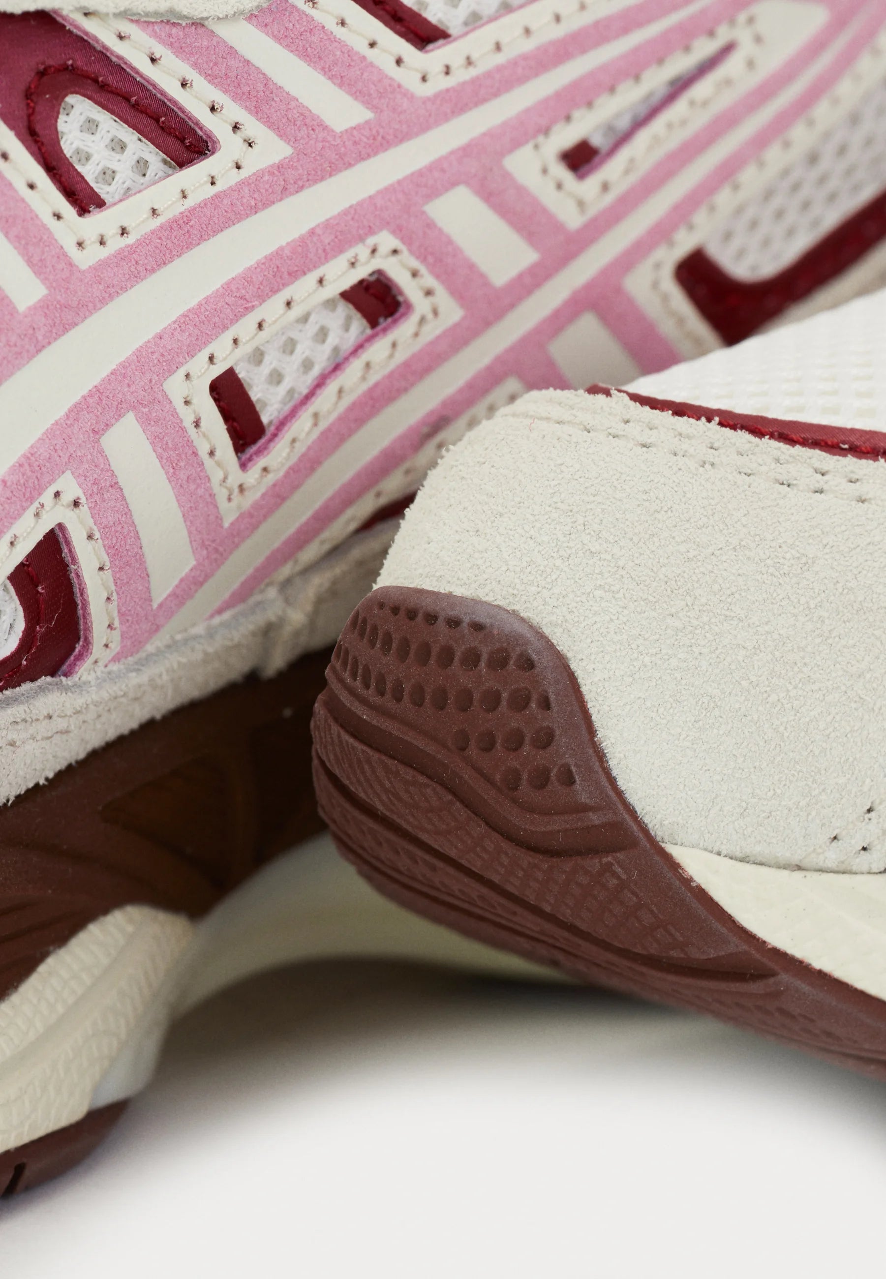 Sneaker Asics Gel-NYC Sweet Pink in mesh e suede rosa, vista punta su sfondo bianco.