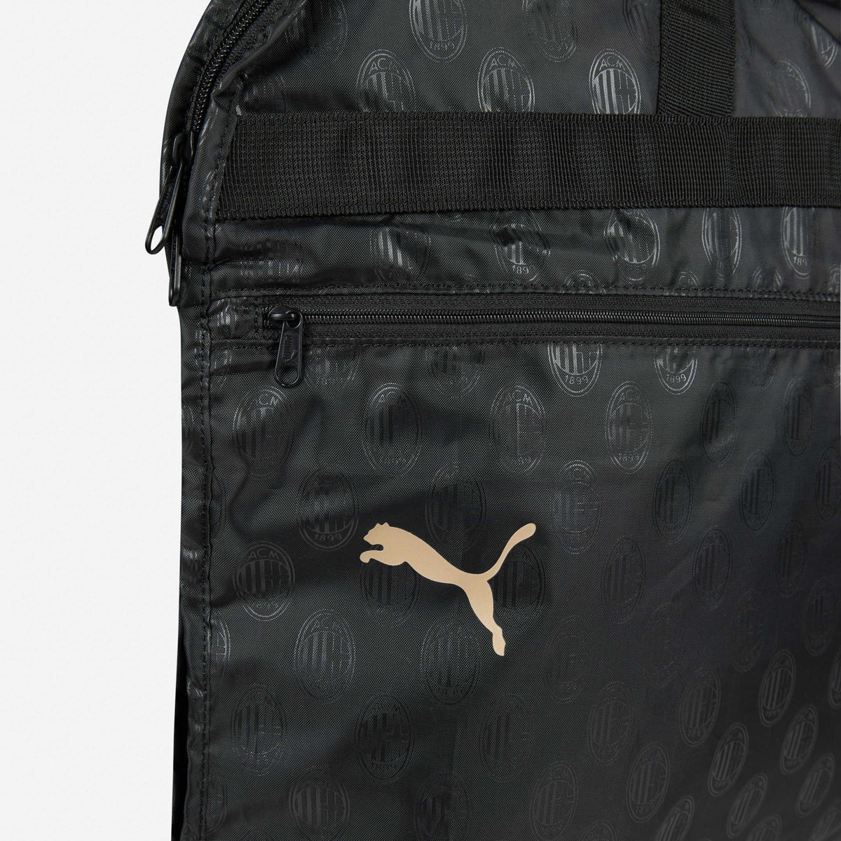 Dettaglio logo puma AC Milan 125 anniversary jersey sulla borsa