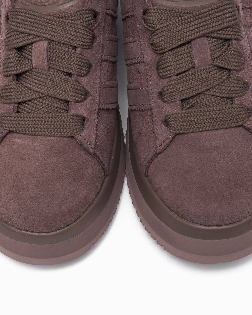 Dettaglio materiali in suede e texture su Adidas Campus 00s Winter Low Earth Strata