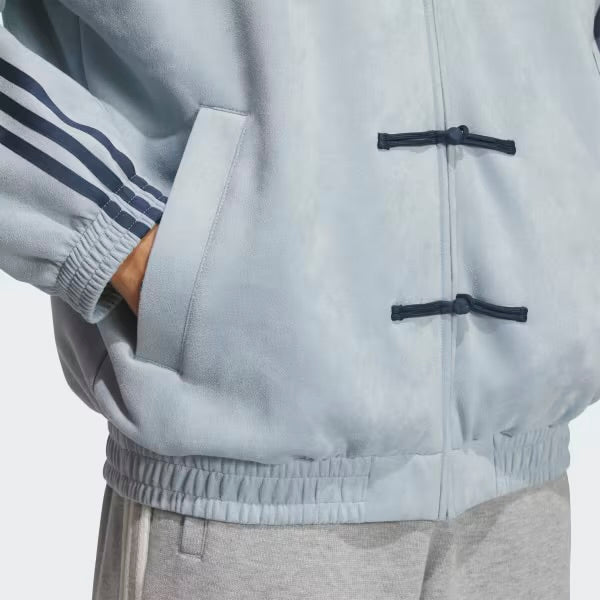 Dettaglio tasca Chinese New Year sulla Adidas track jacket Ash Grey