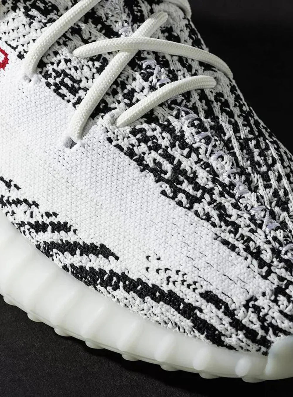Dettaglio materiali su Adidas Yeezy Boost 350 V2 Zebra