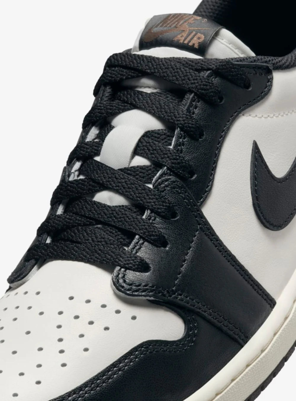 Dettaglio lacci Jordan 1 Low OG Mocha