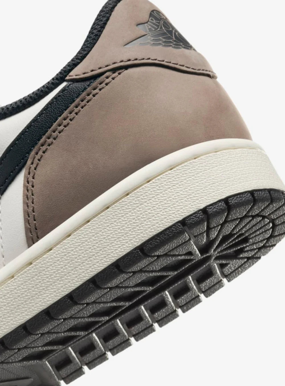 Dettaglio tacco su Jordan 1 Low OG Mocha