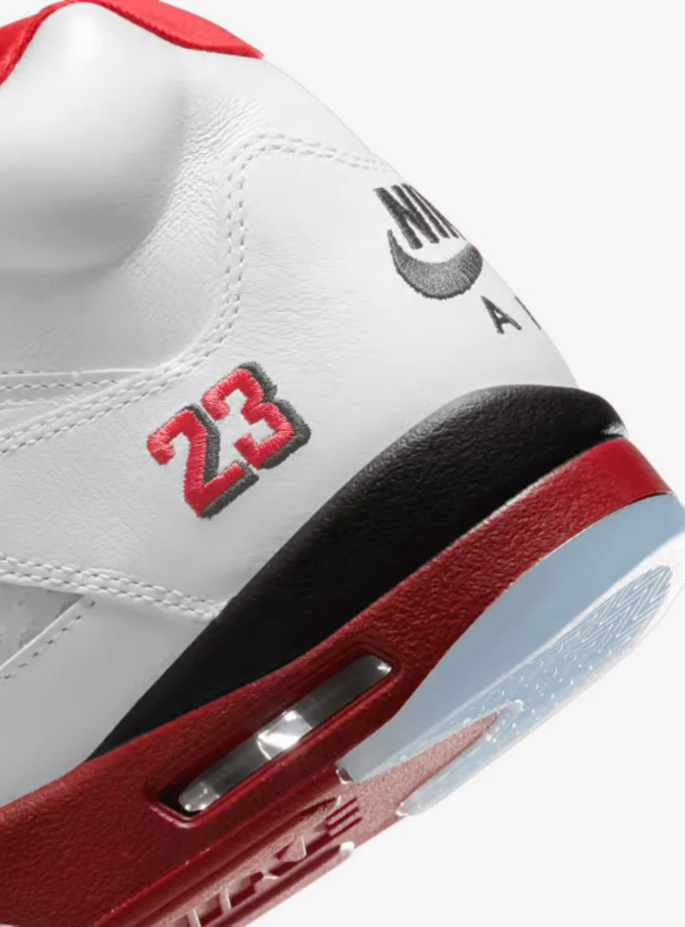 Dettaglio logo “23” / Jumpman su Air Jordan 5 Fire Red Black Tongue 2025