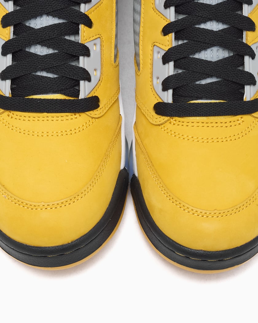 Dettaglio toe in suede di Air Jordan 5 Retro Tokyo 23 Varsity Maize