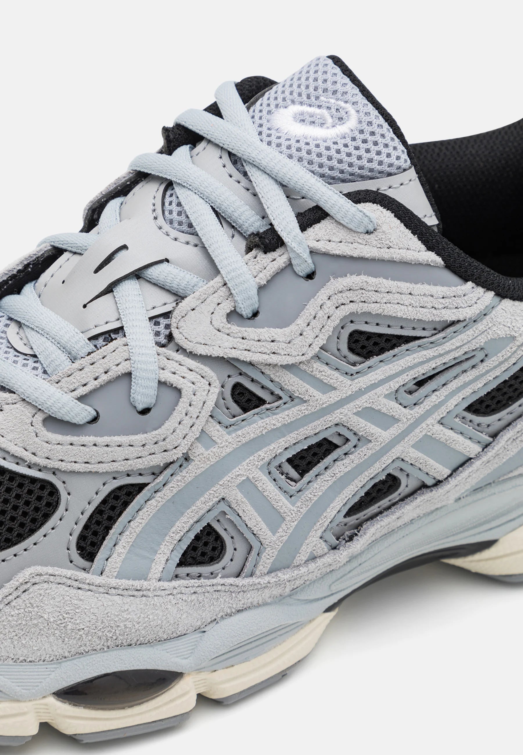 Dettaglio materiali e texture su ASICS Gel-NYC Nero / Piedmont Grey