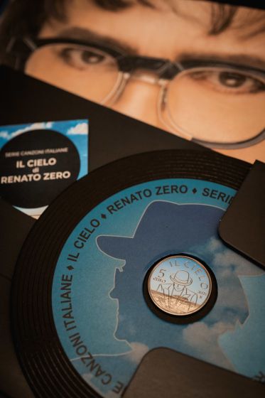 Contenuto confezione moneta da collezione Renato Zero 2025