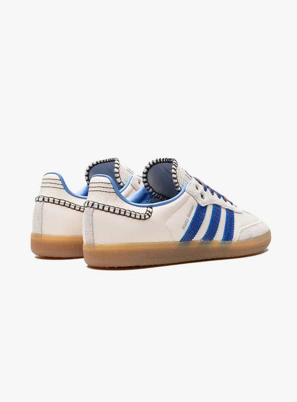 Foto Adidas Samba Wales Bonner Wonder Clay modello IH7756, sneaker in pelle liscia color argilla chiara con dettagli in tessuto crochet sulla linguetta, tre strisce laterali seghettate in pelle scamosciata marrone e finiture in gomma traslucida, design rétro rivisitato in chiave contemporanea.
Vista posteriore