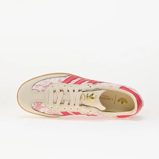 Sneaker Adidas Samba x Liberty London Better Scarlet con tomaia rossa in pelle e dettagli floreali, vista dall'alto su sfondo bianco