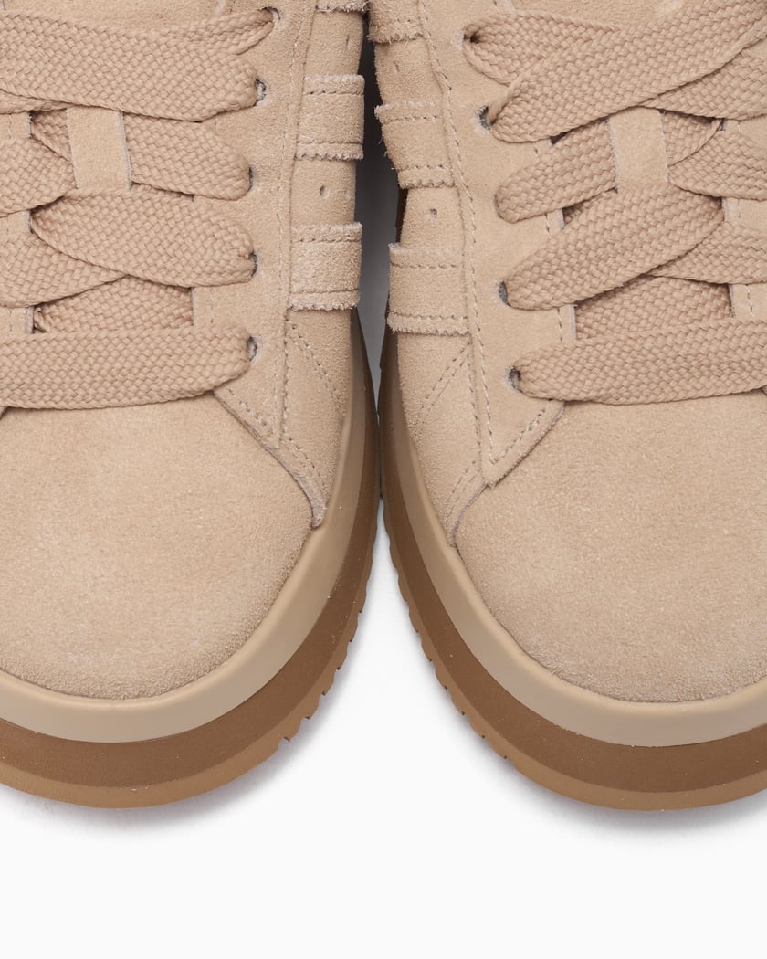 Dettaglio materiali suede e texture su Adidas Campus 00s Winter Low Magic Beige