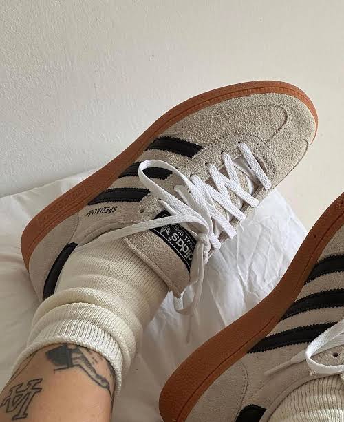 Adidas Handball Spezial Aluminum Core Black on feet