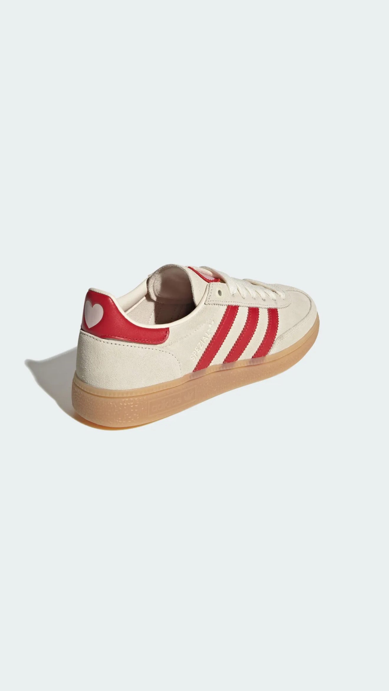 Dettaglio cuore adidas Originals e scritta Spezial sulla Handball Spezial KH9044
