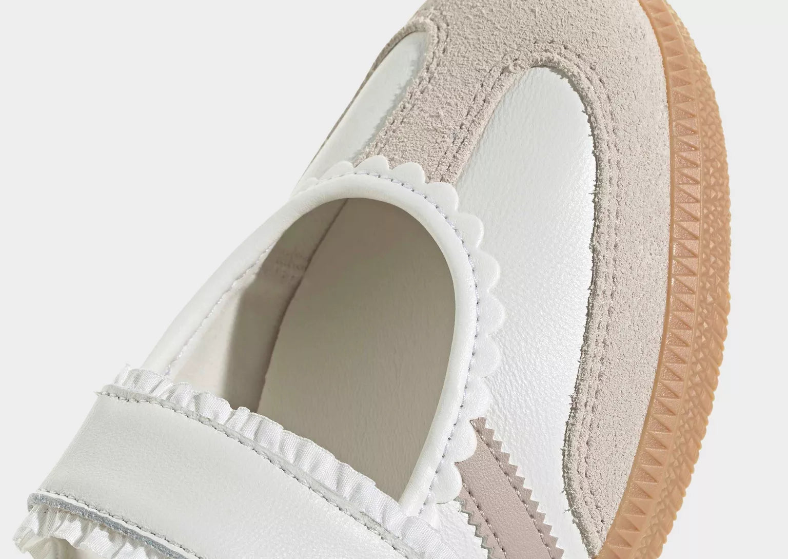 Dettaglio frill Adidas Samba Jane Frill Pack Cream