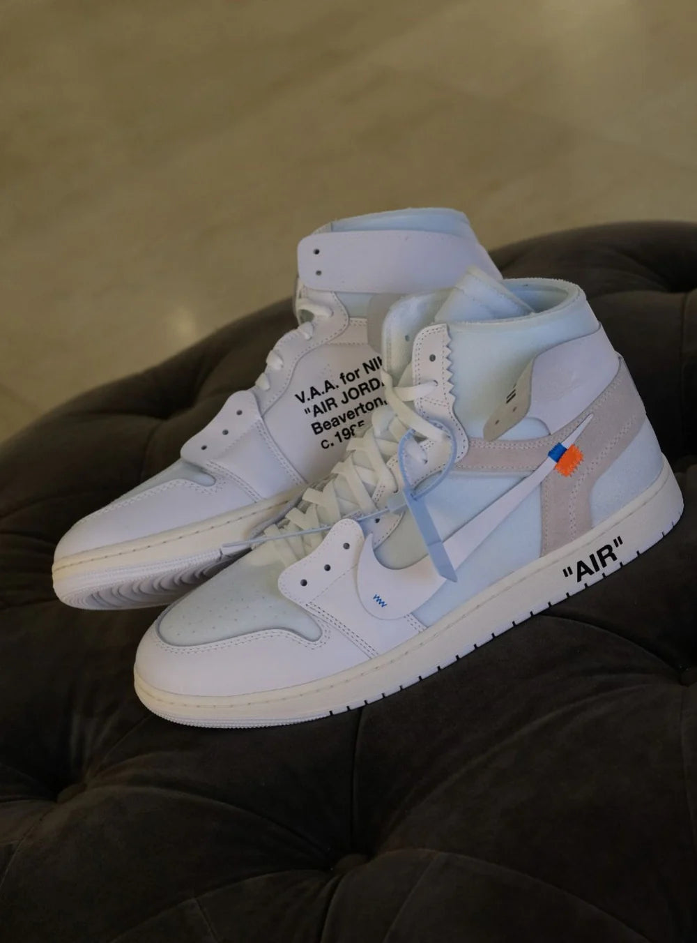 Dettaglio zip tie Off-White sulla Air Jordan 1 High Alaska
