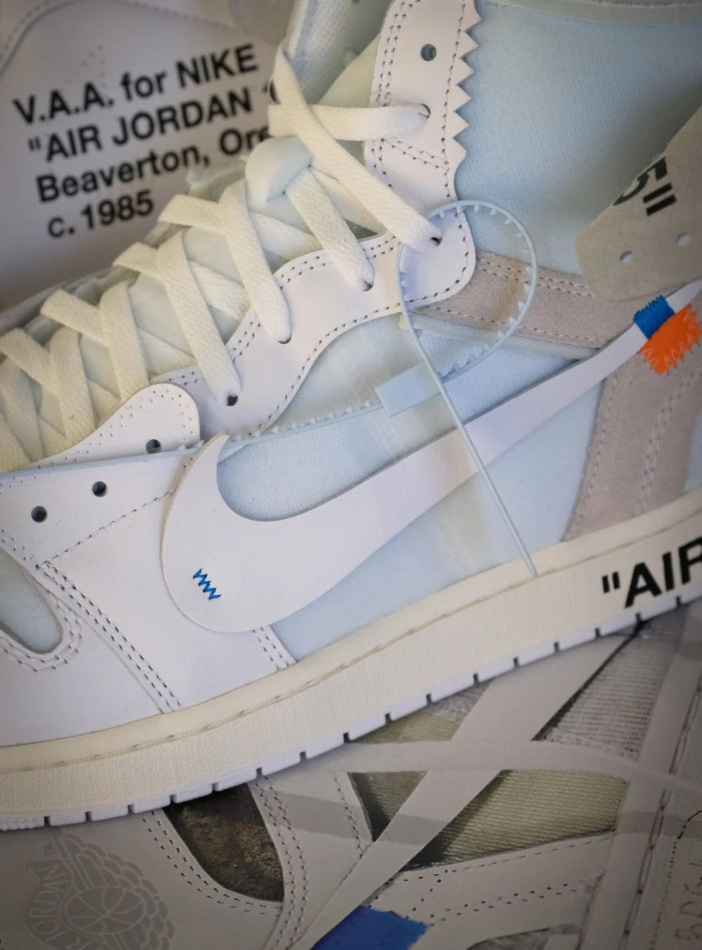 Air Jordan 1 High x Off-White Alaska vista ravvicinata
