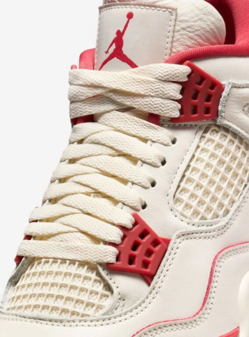 Dettaglio lacci e linguetta della Air Jordan 4 Valentine’s Day Sierra Red
