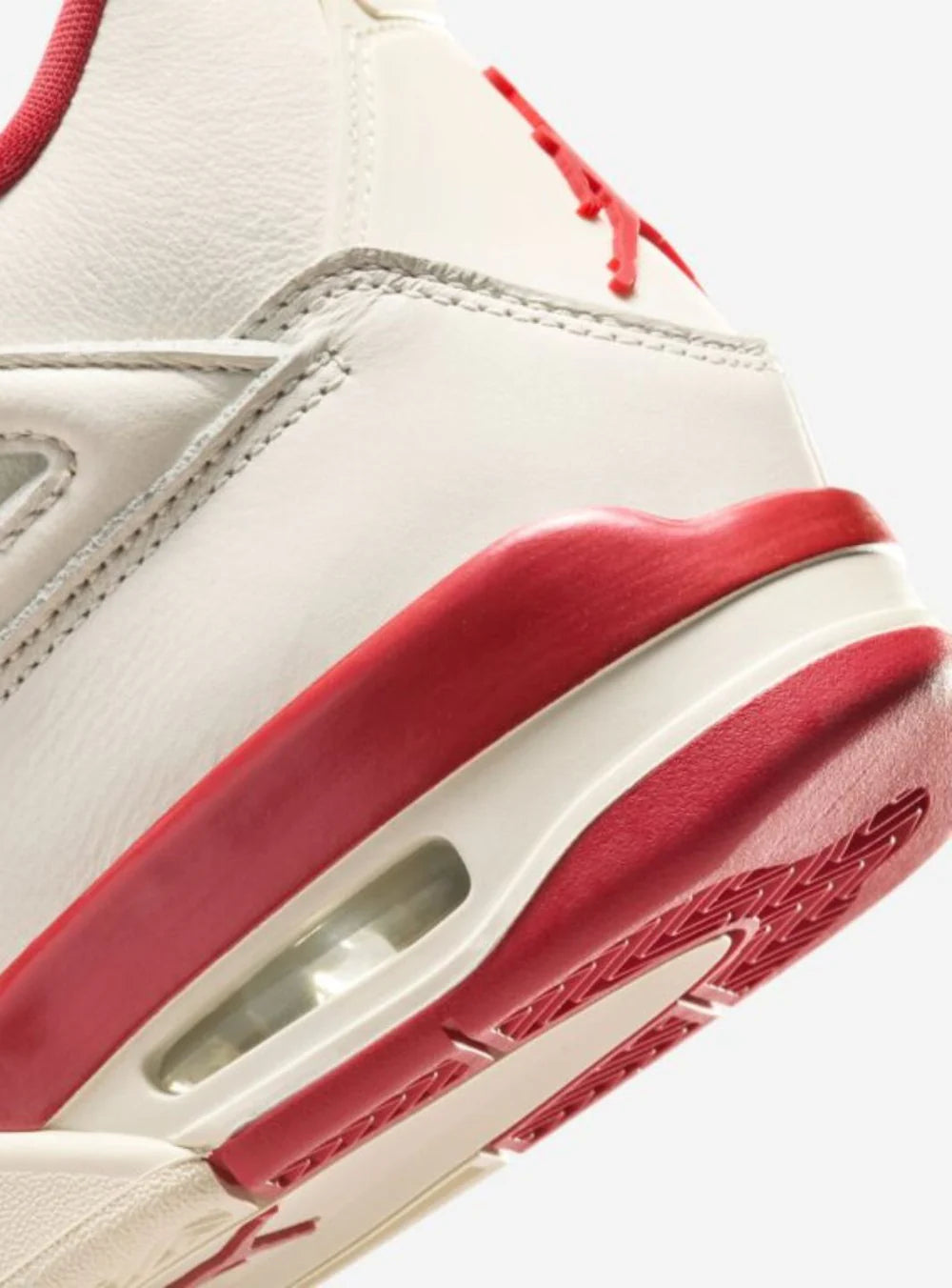 Dettaglio materiali e suede della Air Jordan 4 Valentine’s Day Sierra Red
