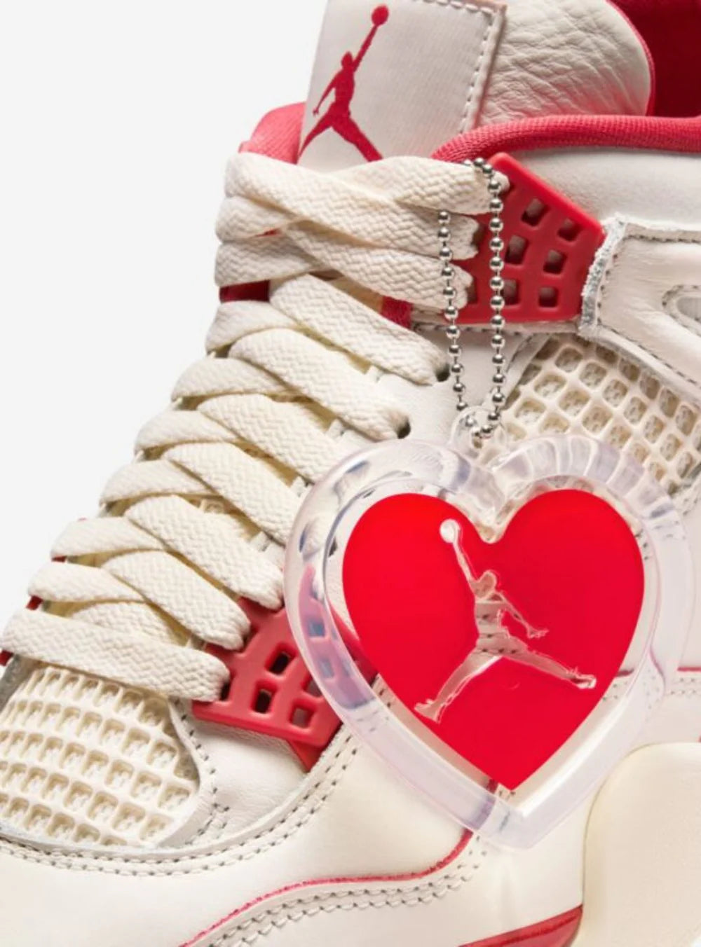 Dettaglio pendente della Air Jordan 4 Valentine’s Day Sierra Re
