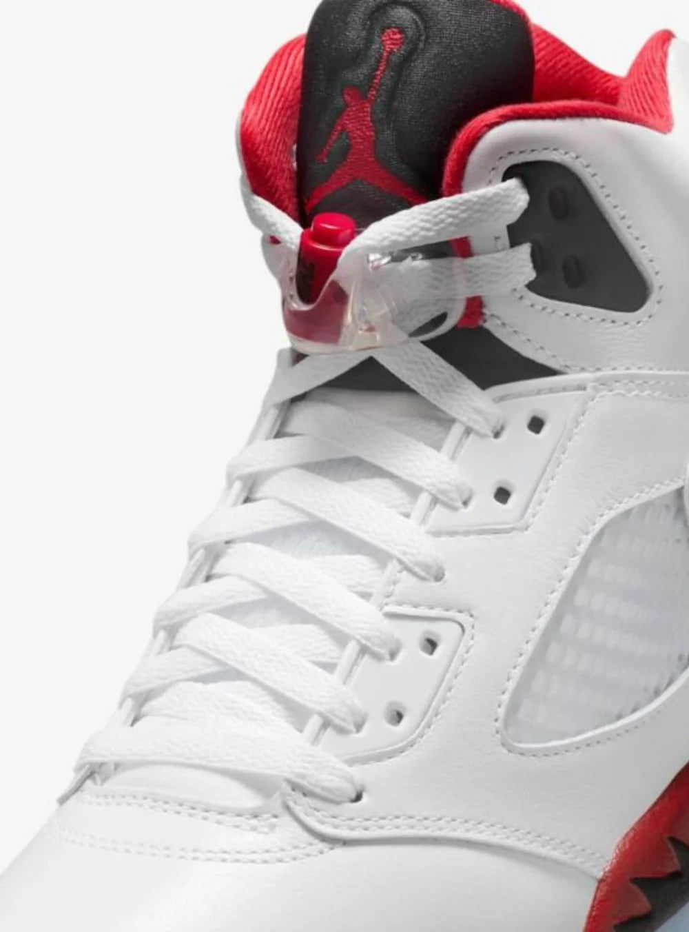 Dettaglio Chiusura e Lacci Air Jordan 5 Fire Red Black Tongue 2025