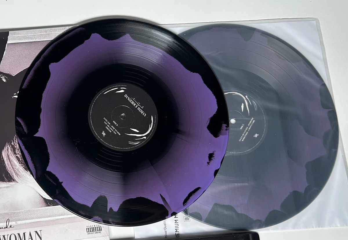 Dettaglio disco vinile colorato Ariana Grande Dangerous Woman
