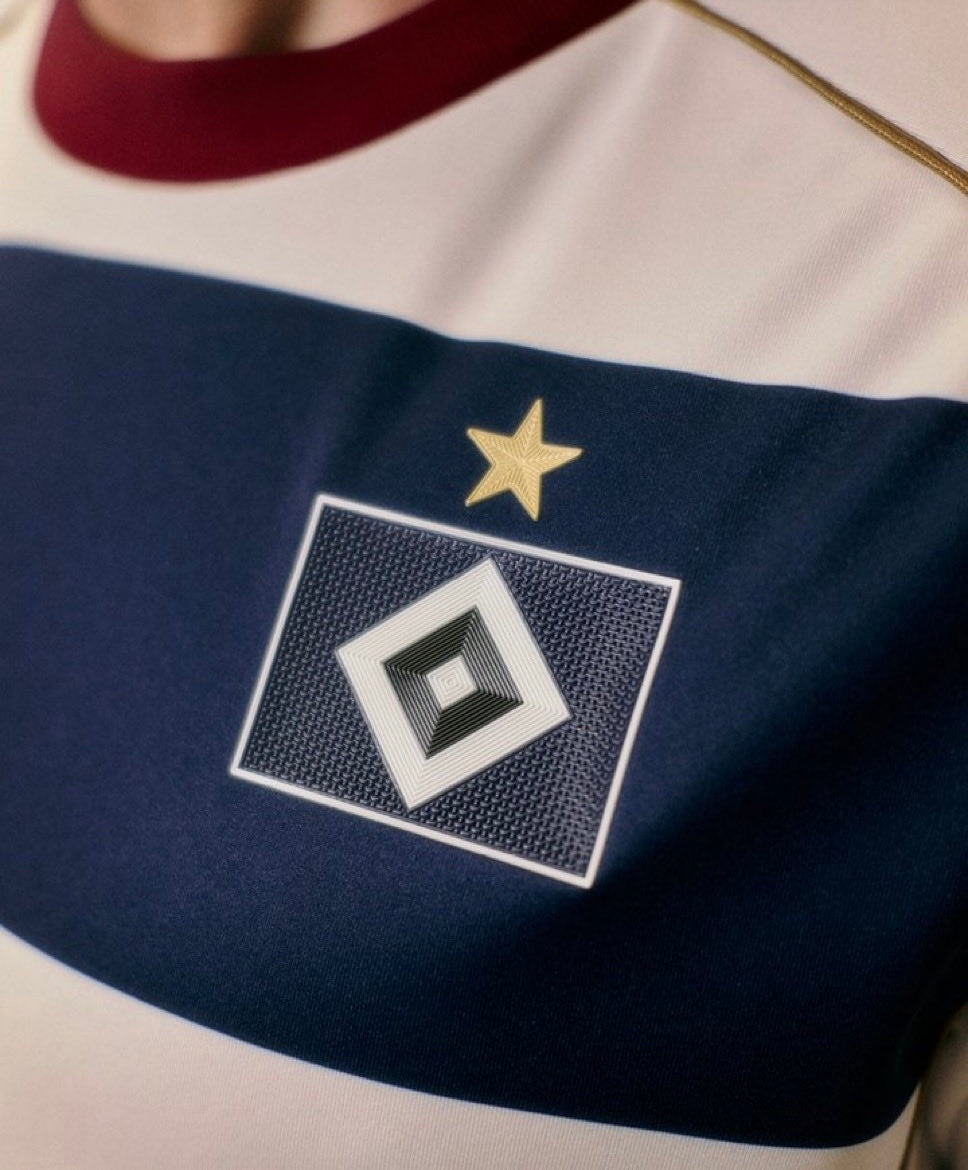 Dettaglio logo Hamburg SV sulla maglietta