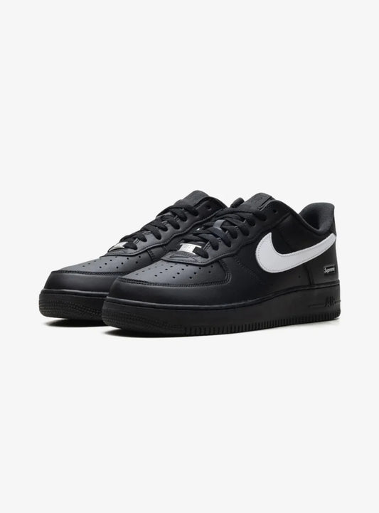 Nike Air Force 1 Low Supreme Black White vista angolata 