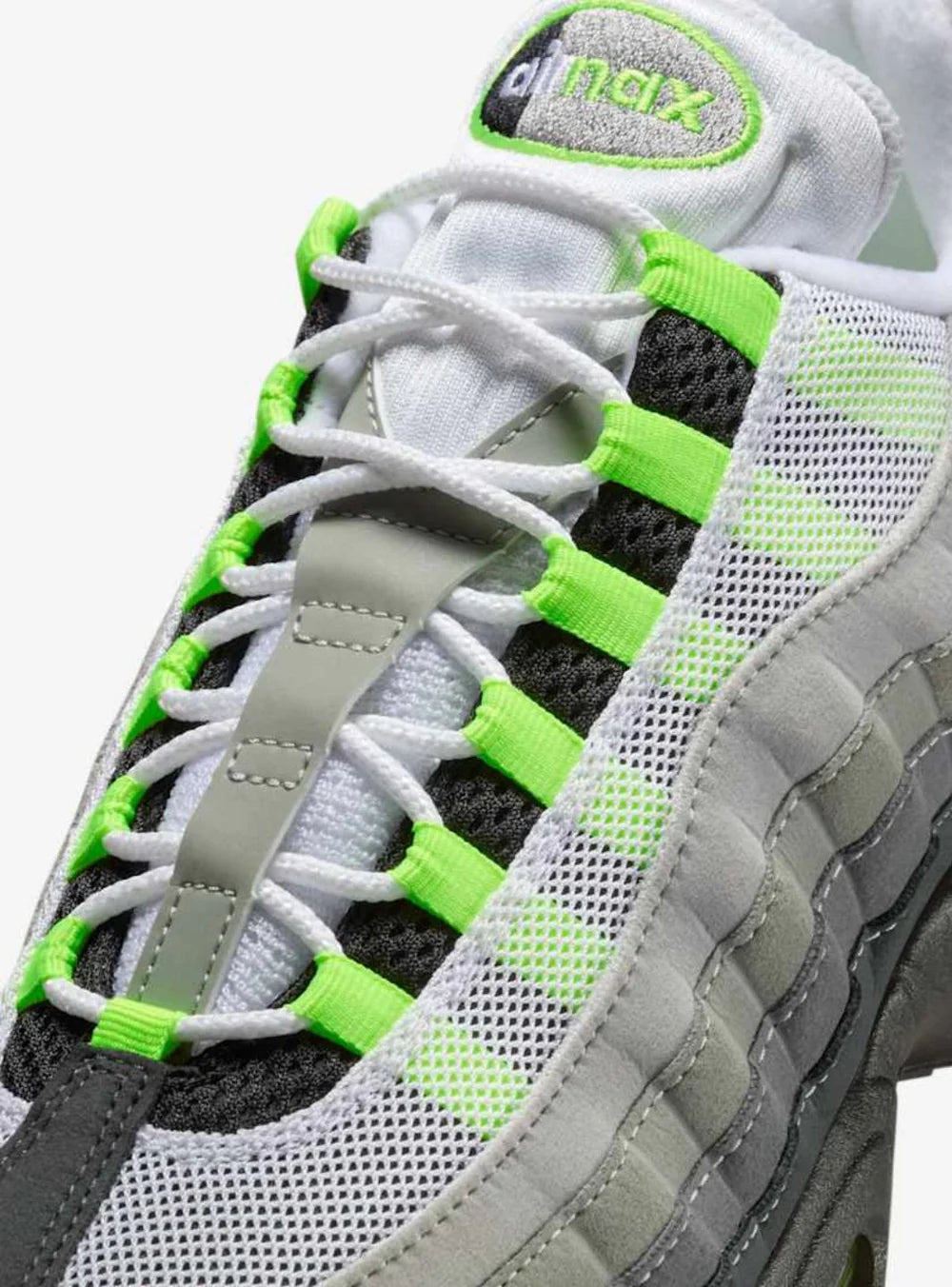 Dettaglio lacci e passalacci fluo della Nike Air Max 95 OG Neon
