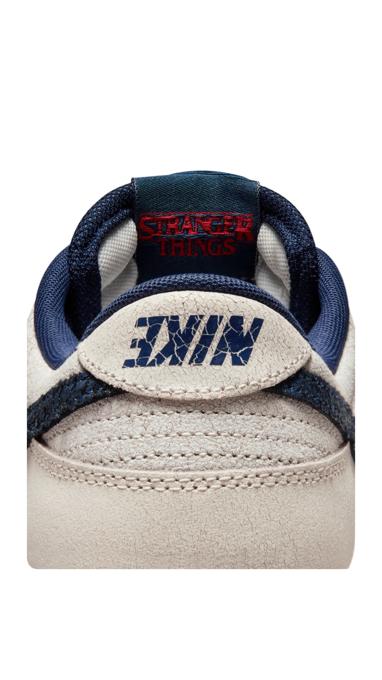 Dettaglio logo Nike / “Stranger Things” su Dunk Low Phantom/Midnight Navy
