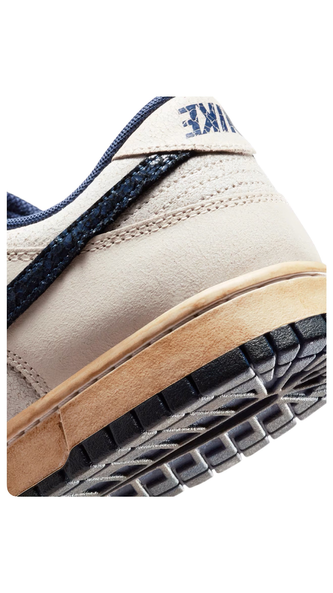 Dettaglio materiali Nike / “Stranger Things” su Dunk Low Phantom/Midnight Navy