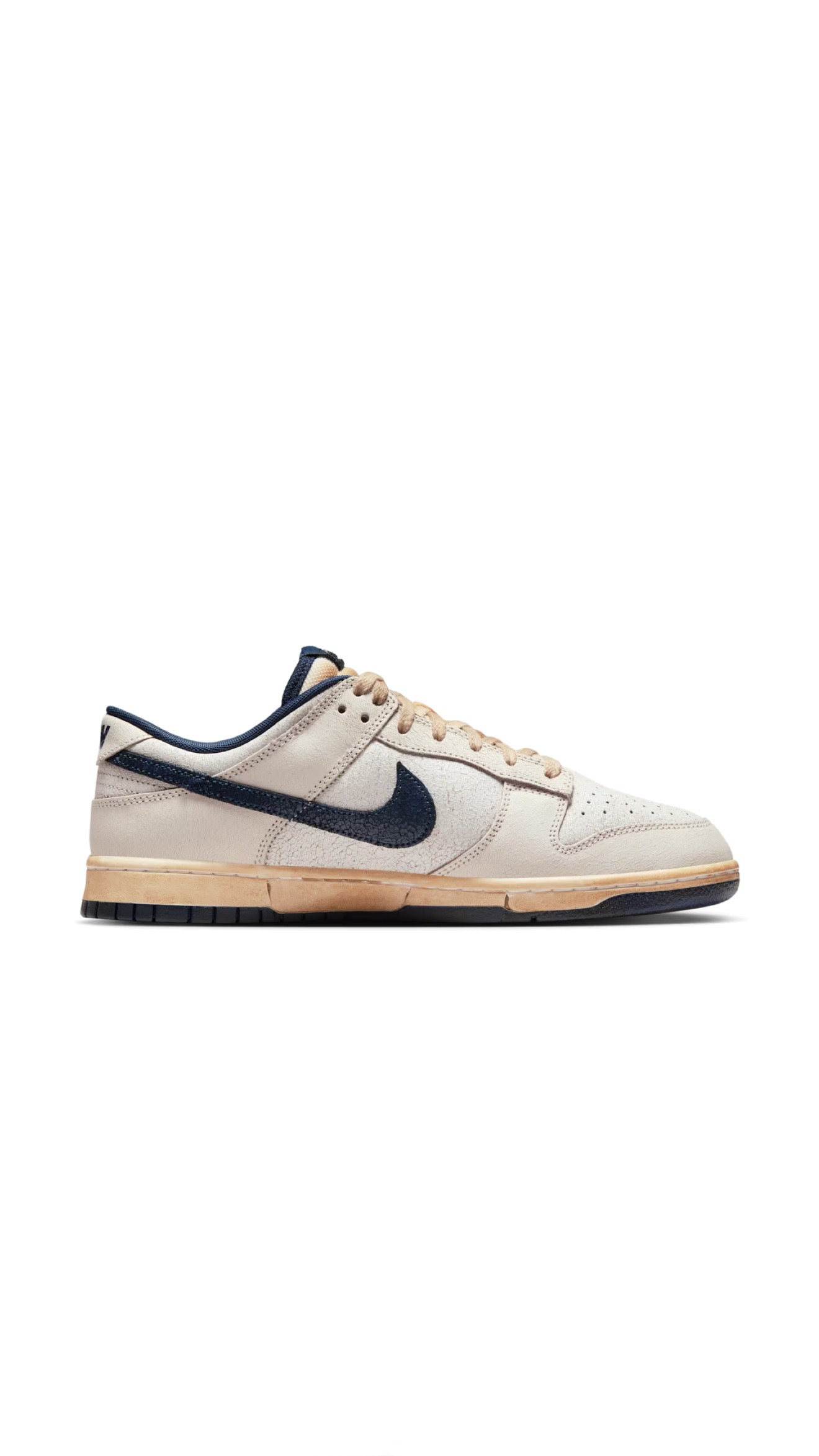 Vista laterale destra Nike / “Stranger Things” su Dunk Low Phantom/Midnight Navy