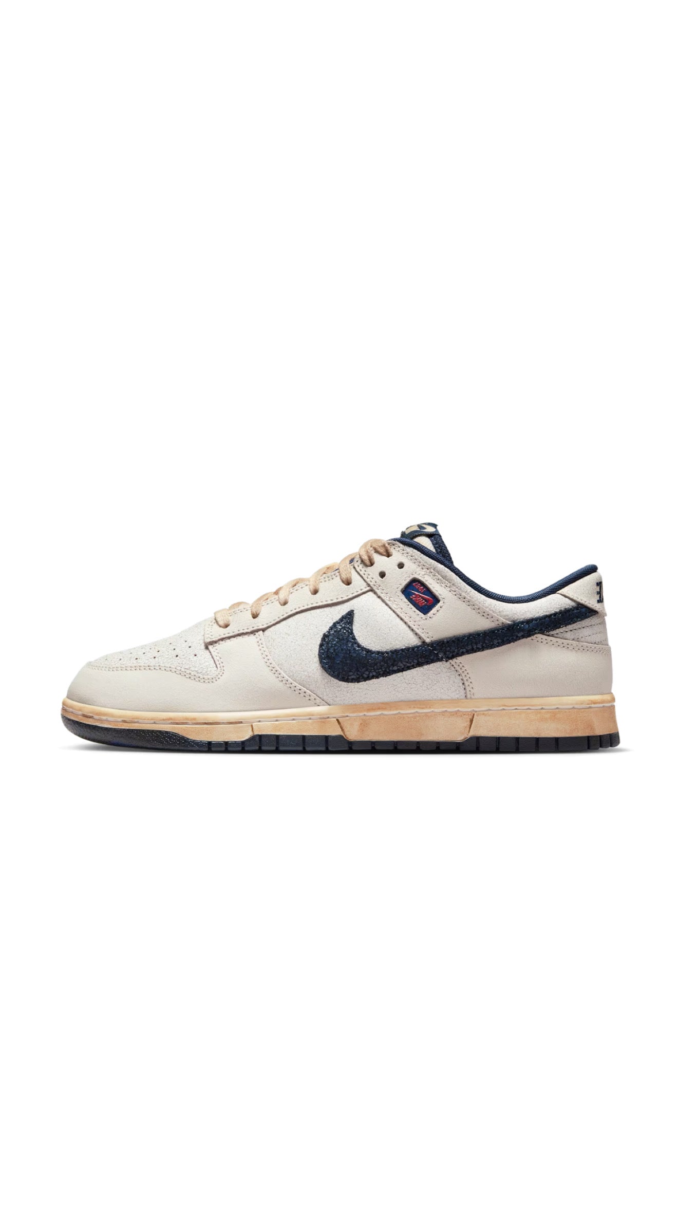 Vista laterale sinistra Nike / “Stranger Things” su Dunk Low Phantom/Midnight Navy