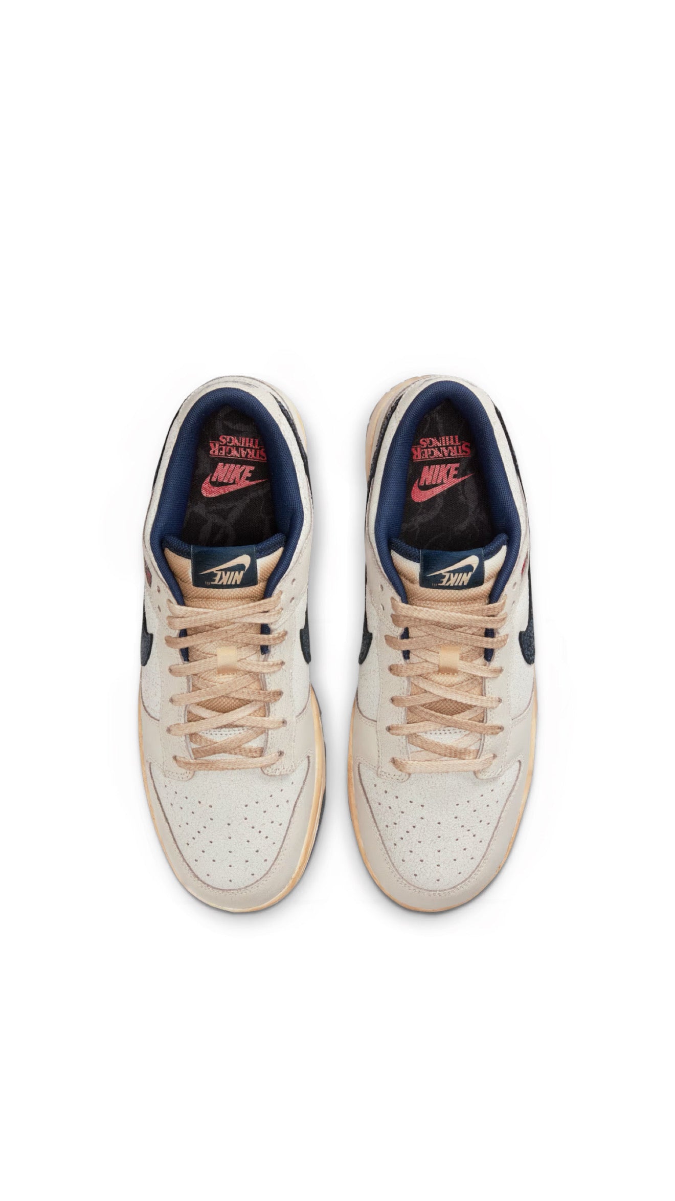 Vista dall'alto Nike / “Stranger Things” su Dunk Low Phantom/Midnight Navy