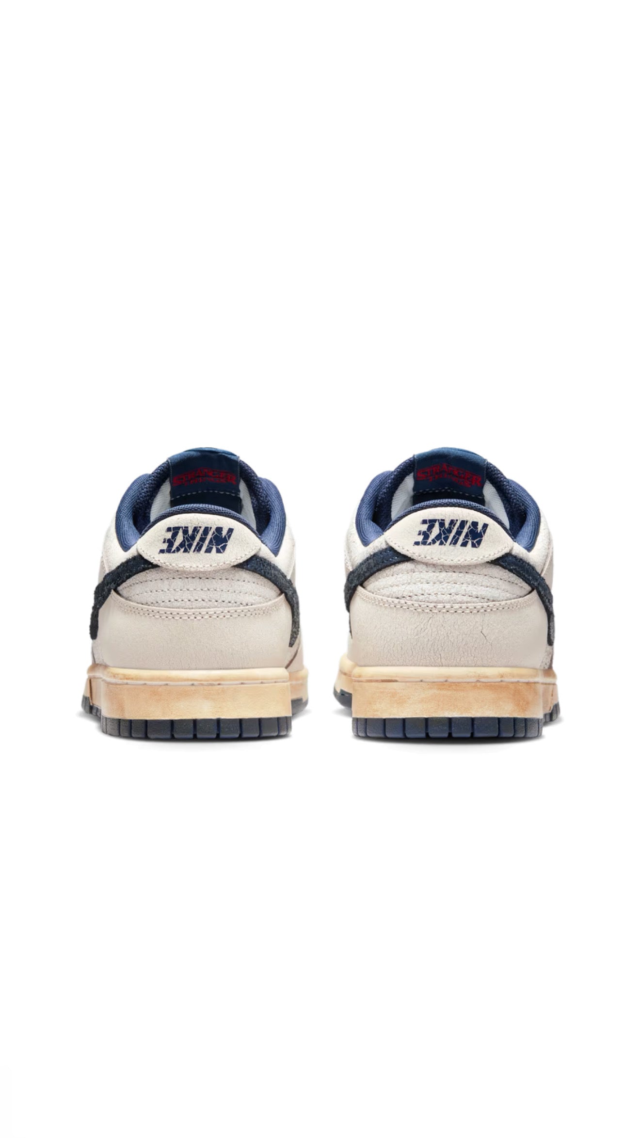 Vista posteriore Nike / “Stranger Things” su Dunk Low Phantom/Midnight Navy