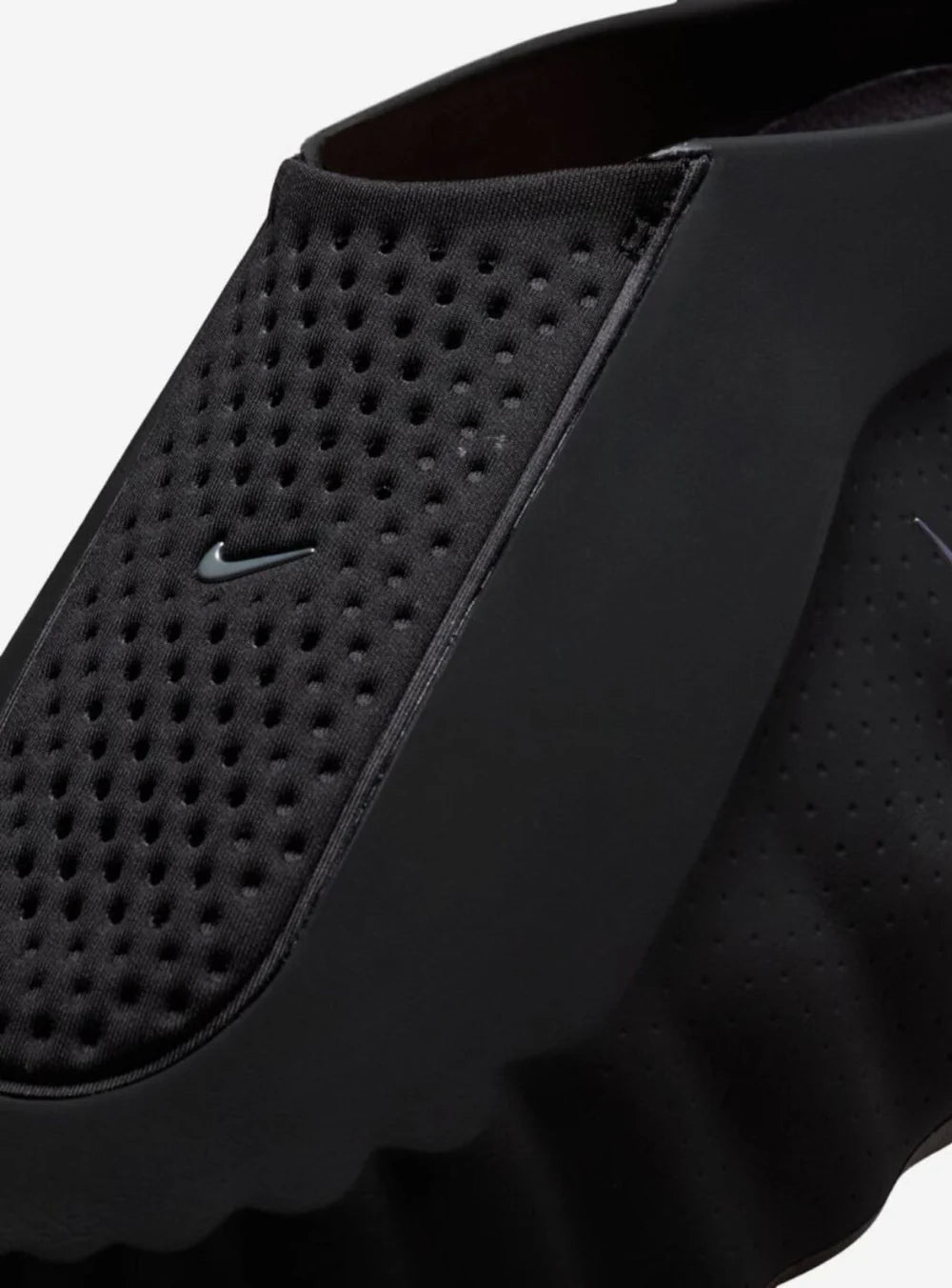 Dettaglio materiali e finitura Black Chrome della Nike Mind 001 Slide
