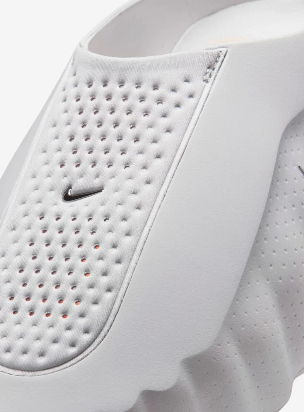 Dettaglio materiali e texture della Nike Mind 001 Slide Light Smoke Grey
