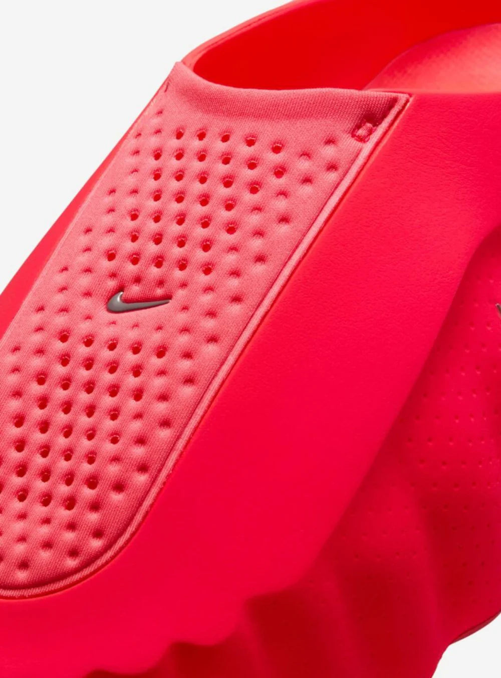 Dettaglio materiali e texture della Nike Mind 001 Slide Solar Red
