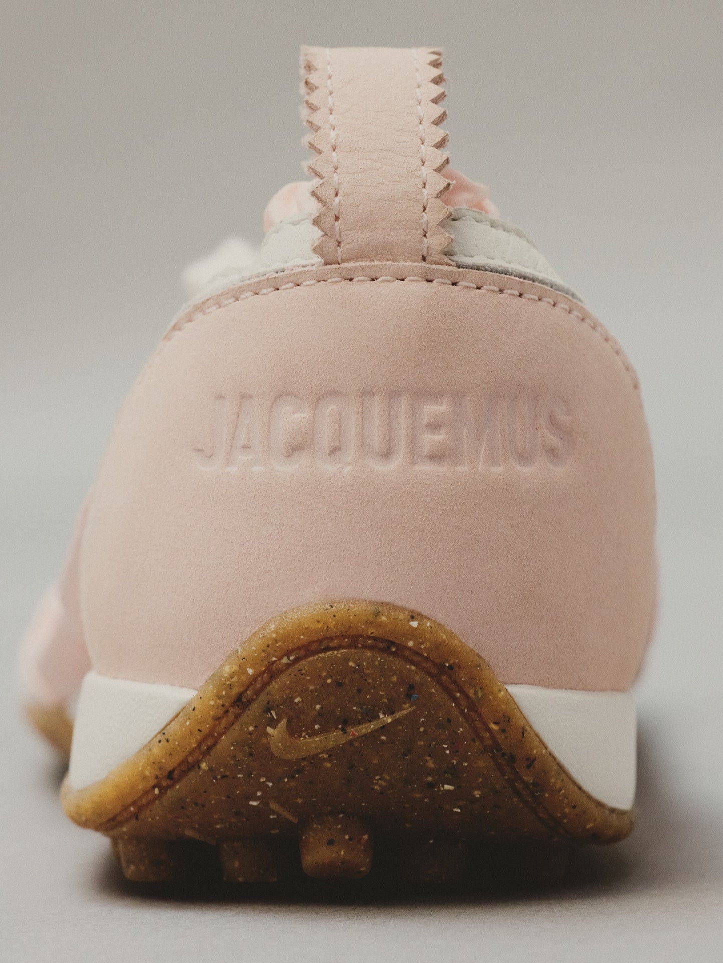 Nike Moon Shoes x Jacquemus Aluminum Pink vista logo posteriore

