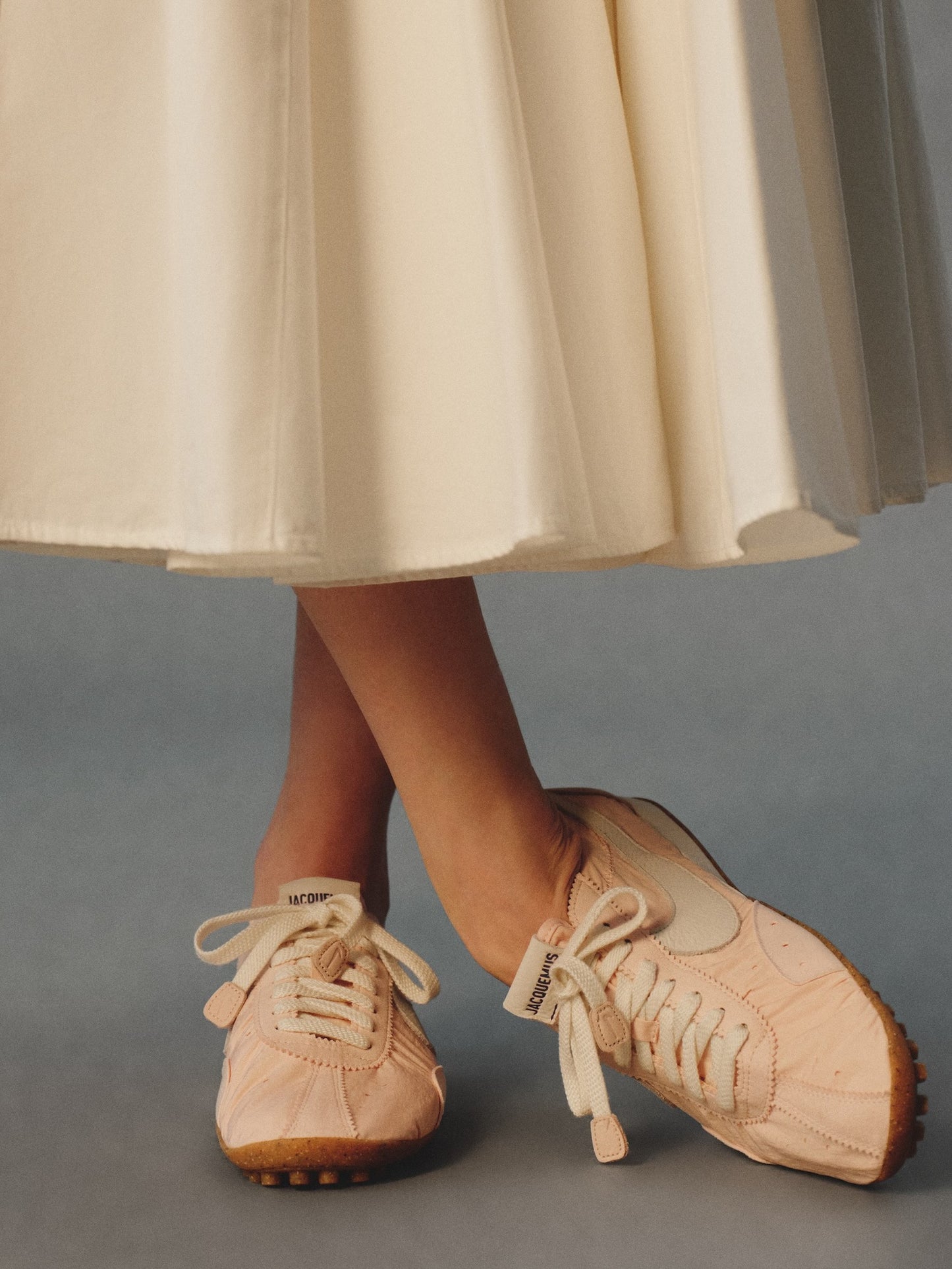 Nike Moon Shoes x Jacquemus Aluminum Pink indossata ai piedi
