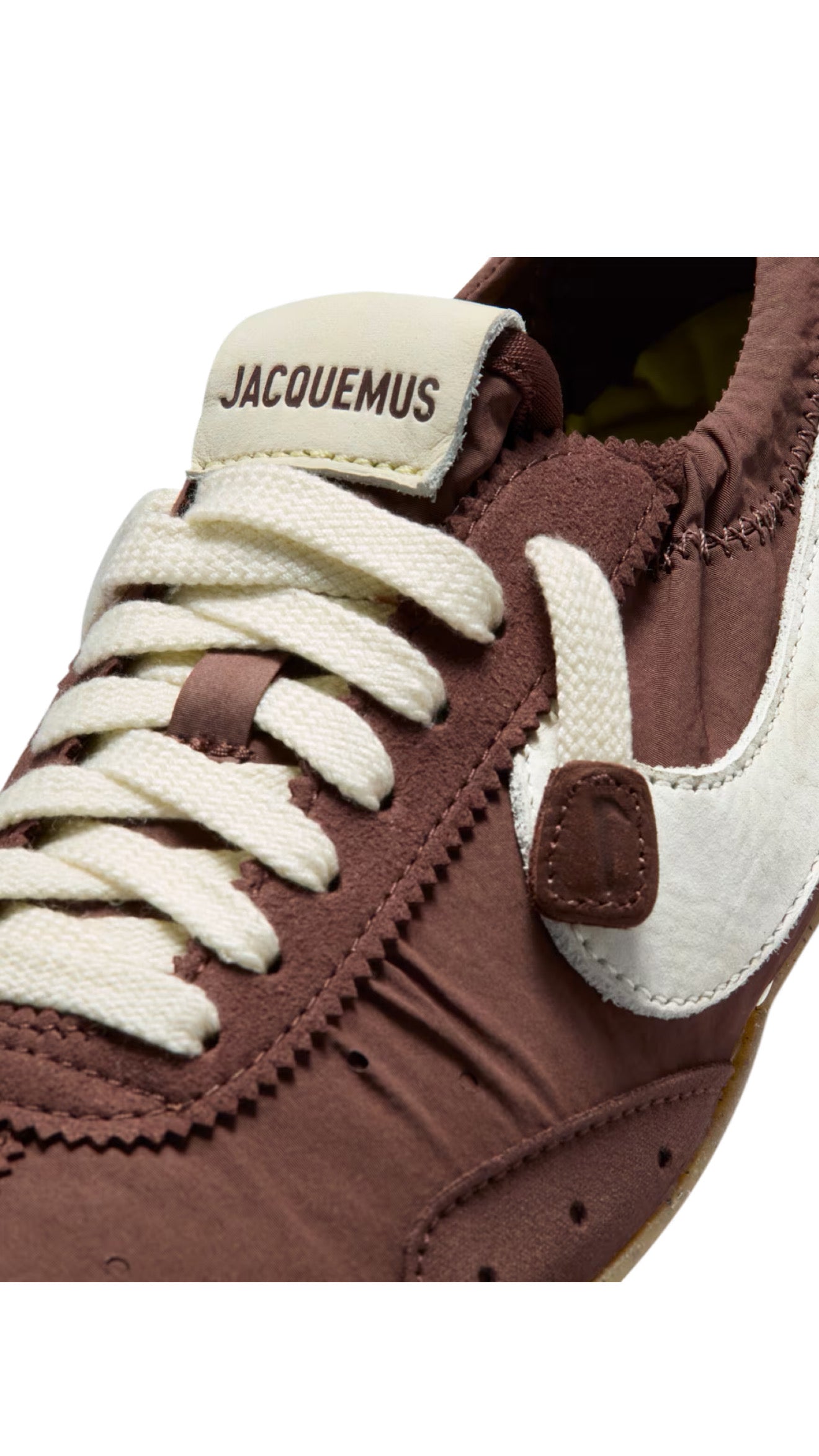 Dettaglio logo Nike e Jacquemus sulla Moon Shoes Fauna Brown Cashmere
