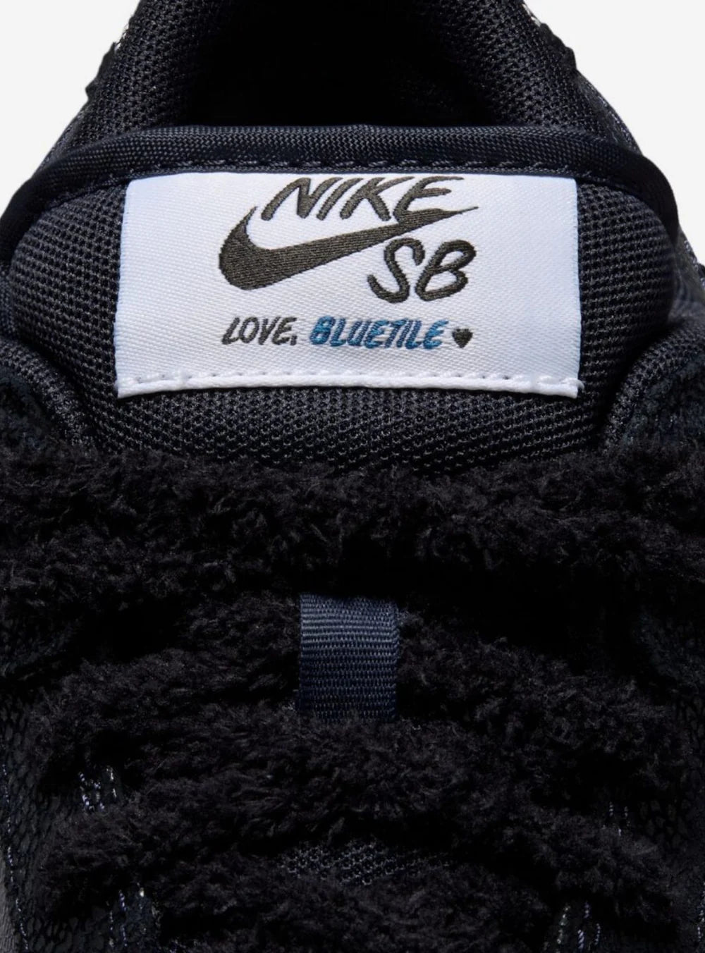 Dettaglio linguetta Nike SB Dunk Low Pro Bluetile Skateboards
