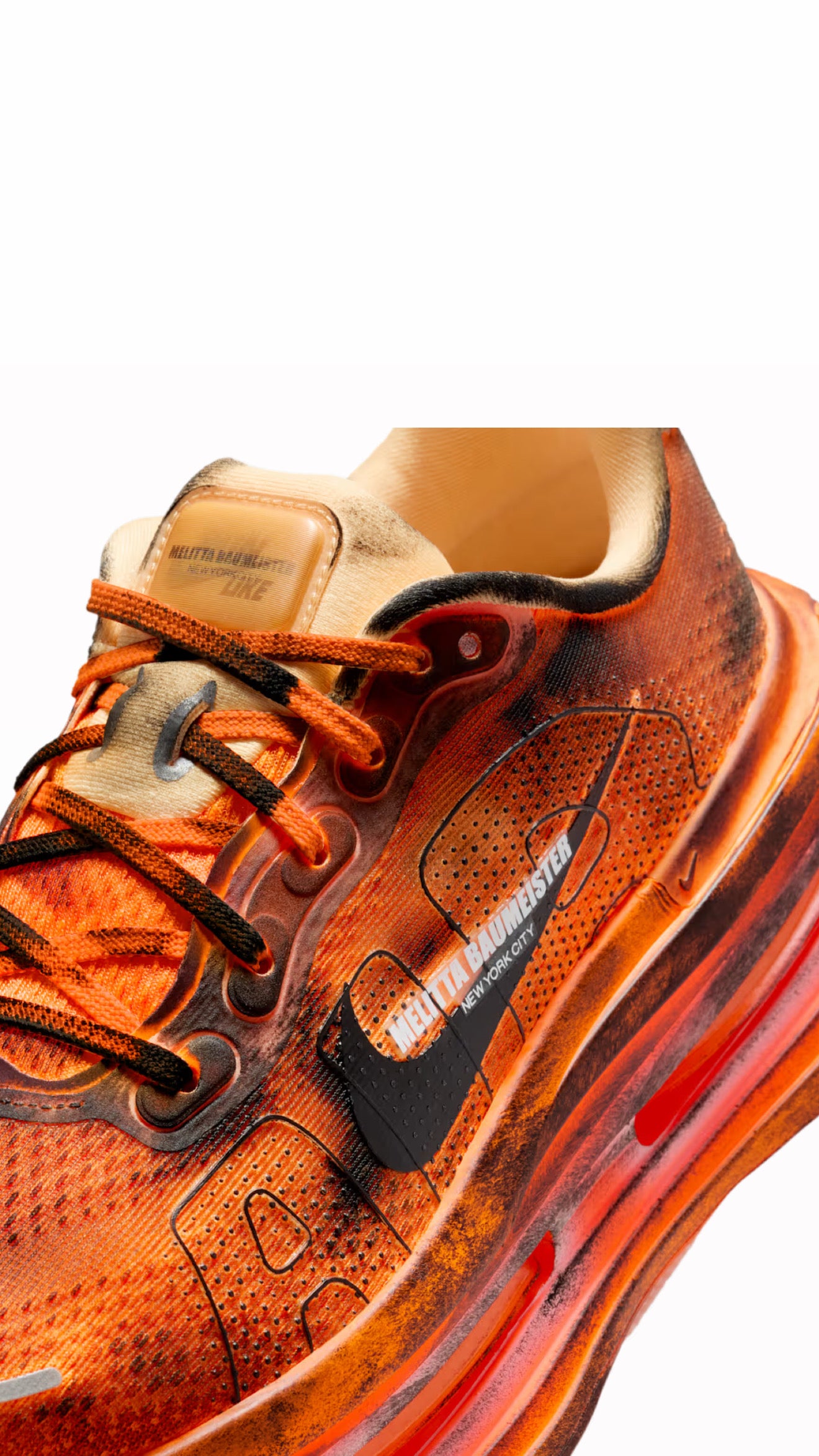 Dettaglio logo Nike e Melitta Baumeister sulla Vomero Premium