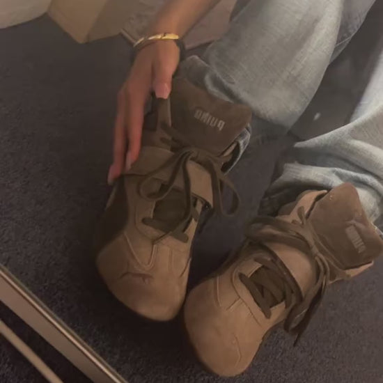 Puma Speedcat Wedge Totally Taupe Chocolate indossata ai piedi